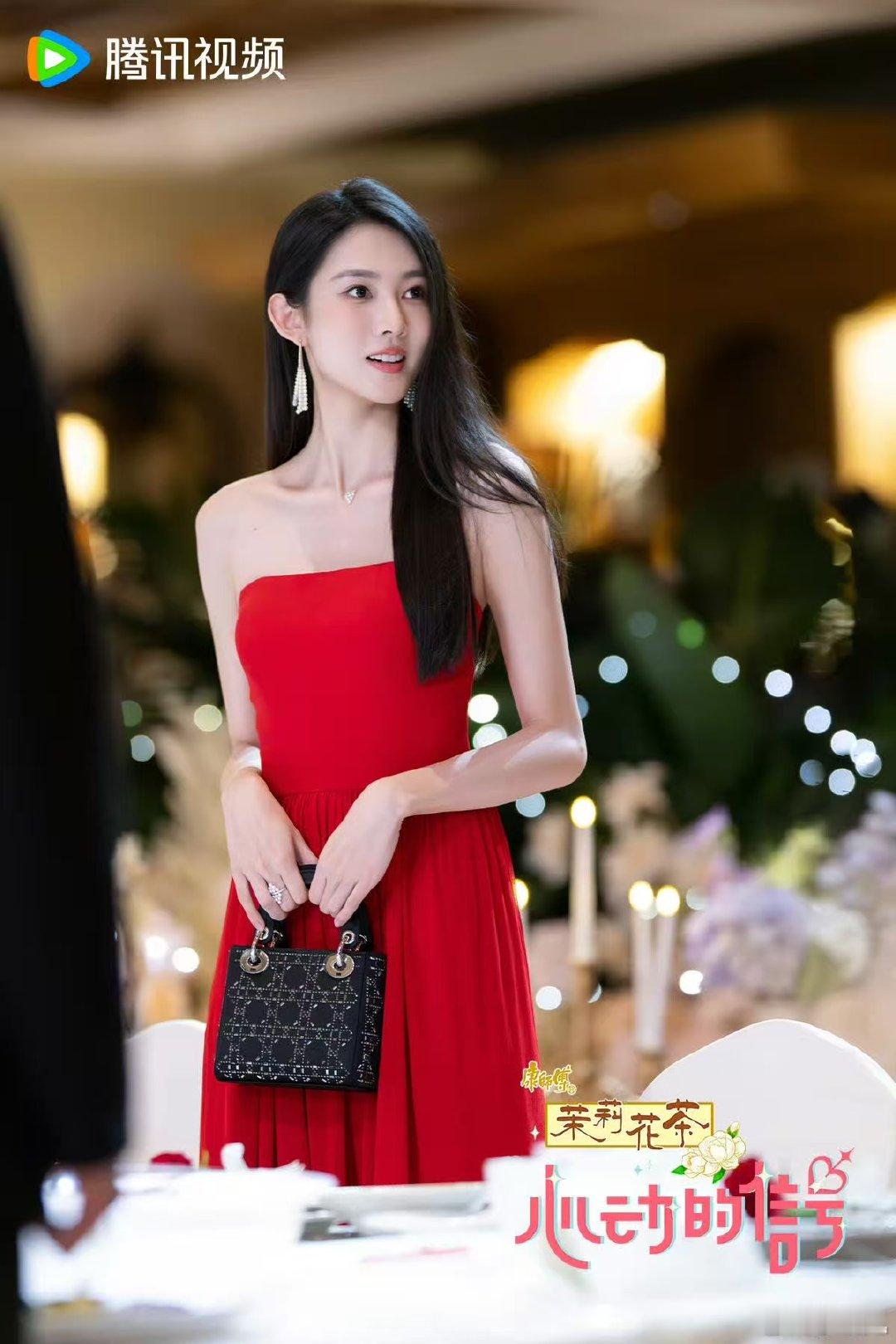 沙玥儿红裙惊艳全场贝微微红裙沙玥儿版  全场目光瞬间被拽过去，沙玥儿那身红裙配上