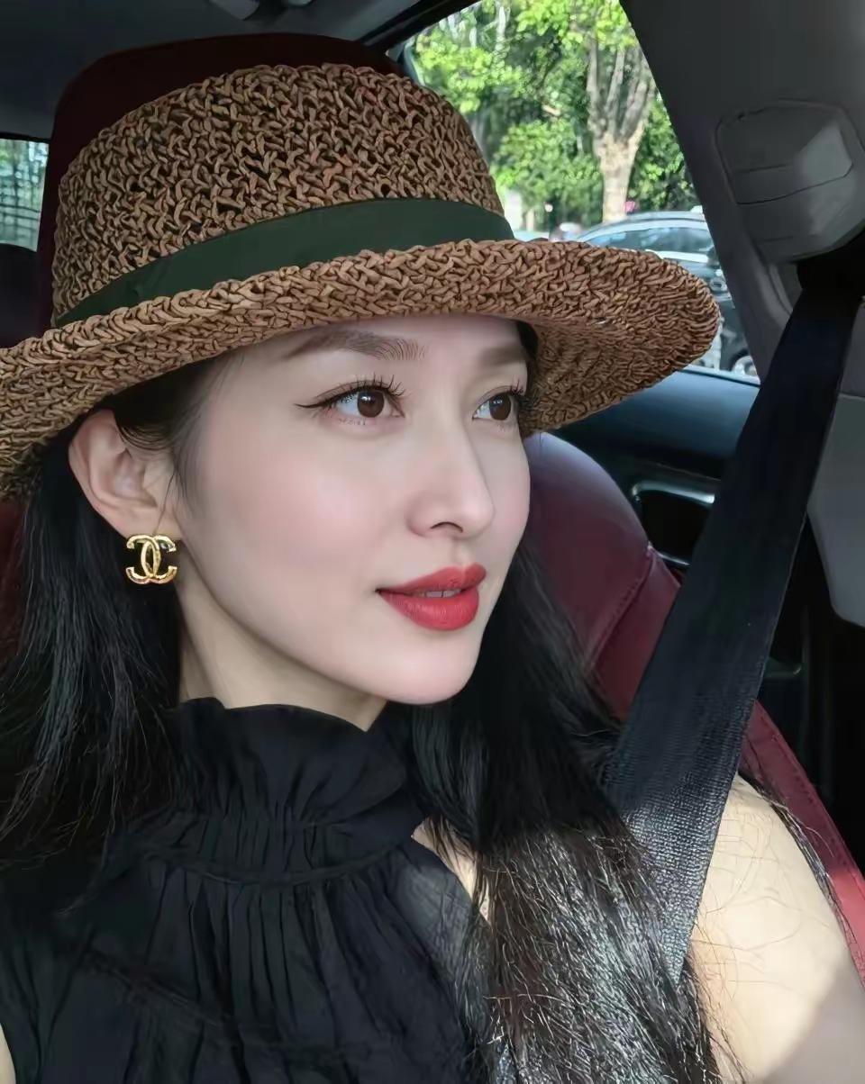 我有个女性朋友，单身有孩，年龄38+，人长得非常漂亮，家里也比较有钱（大概4个小