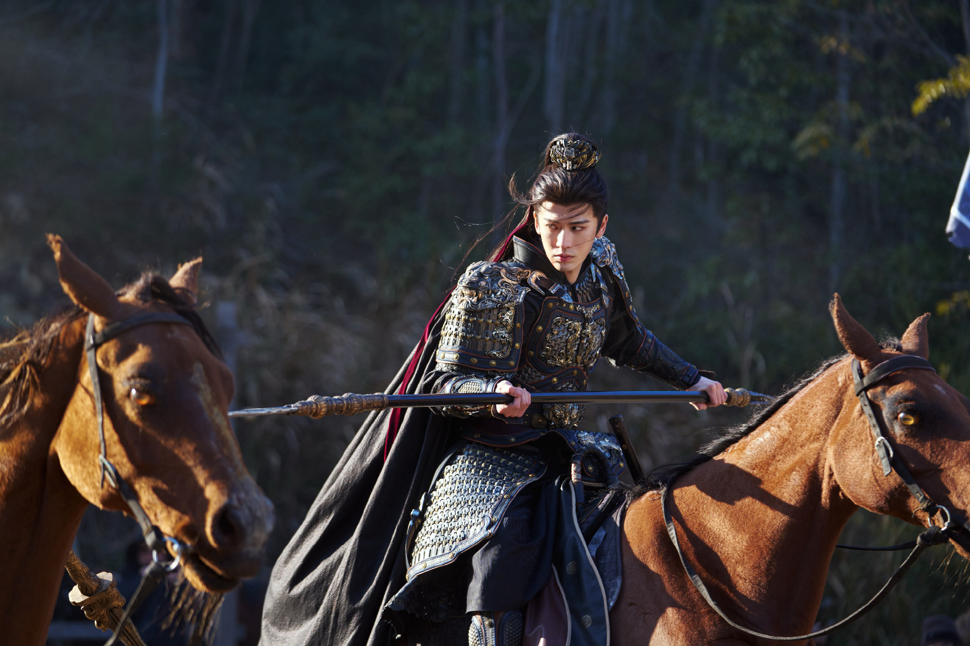 张凌赫都火到猫届了 饰演的《逐玉》武安侯魅力太大，都追上头，跑去超话求剧照还收获