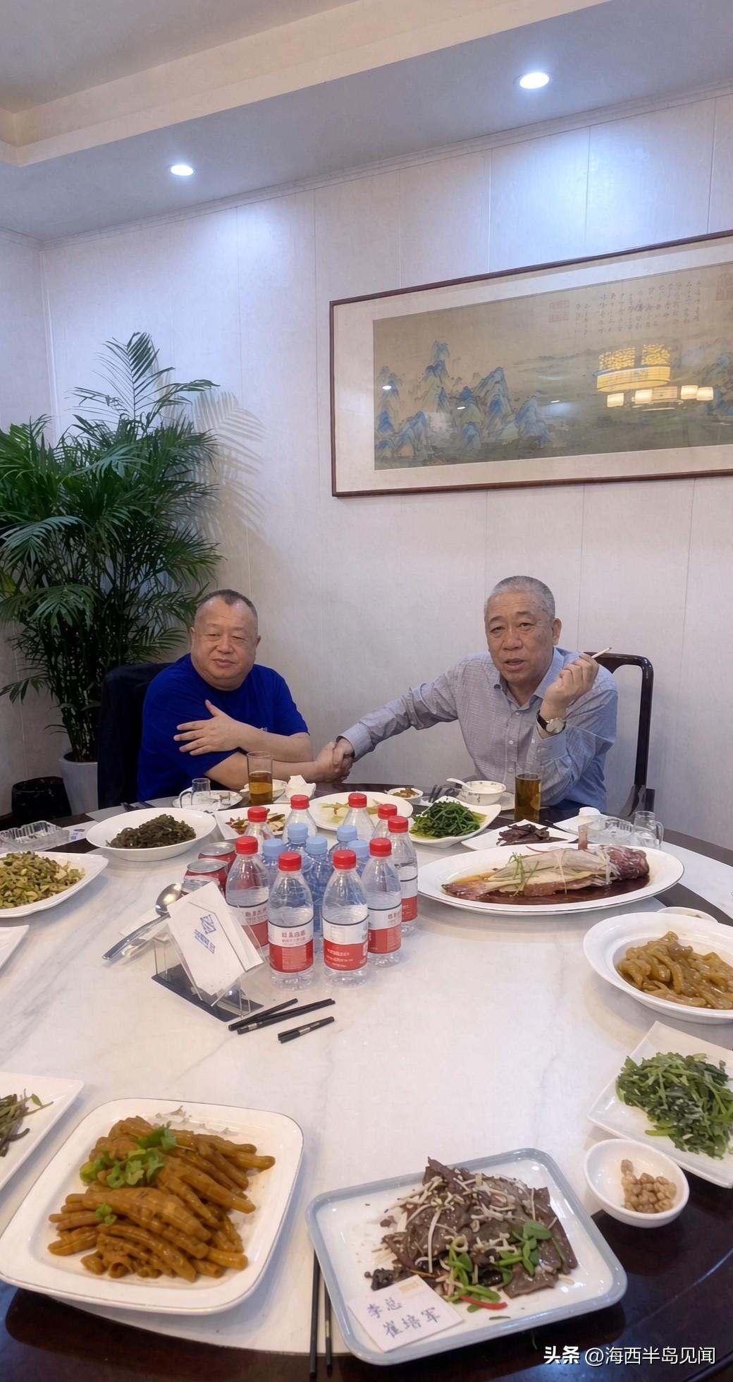 这是河南矿山集团董事长崔培军接待攀华集团董事长李兴华时，留下的一张合影。崔培军与