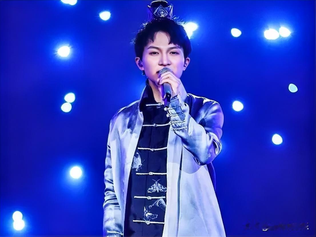 周深的新歌《来啊》上线，这首充满挑战与勇气的歌曲引发了歌迷们的热议，究竟是什么让