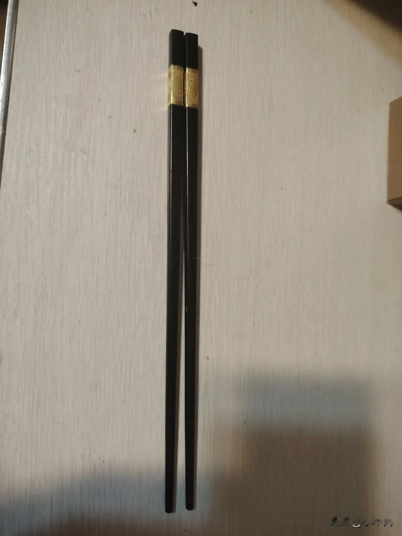 看吧，这是老公给我买回来的高级筷子，我就知道他买的东西都是智商税产品。
摊鸡蛋时