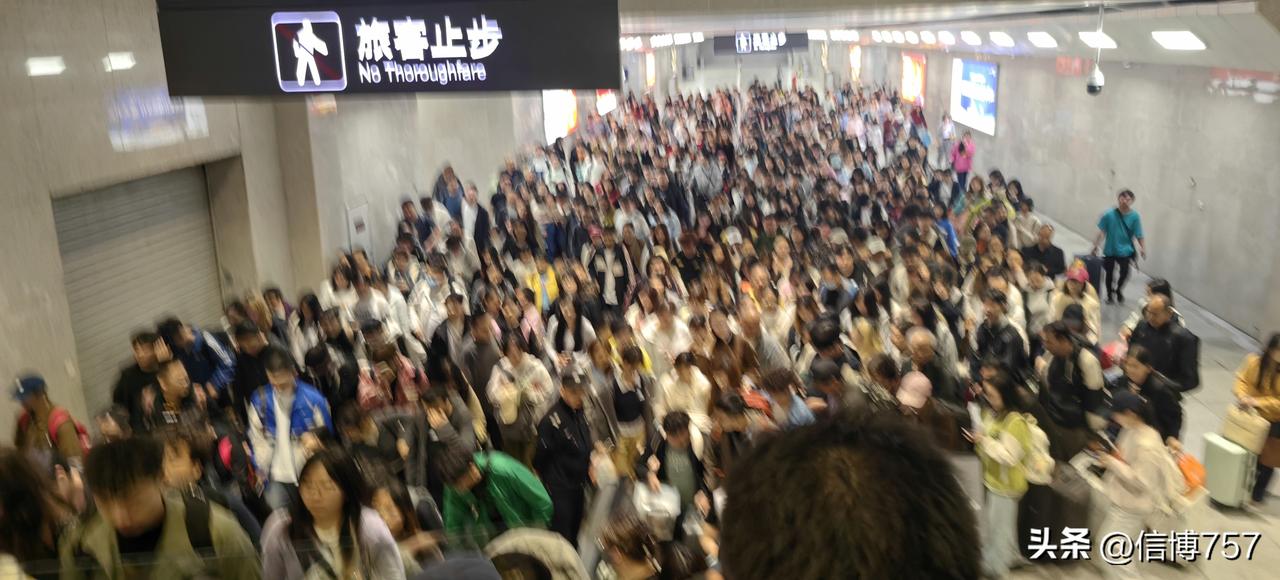 第一次见绵阳站出站人口有这么多，这种人口流量的规模，完全是一个省会城市样子。