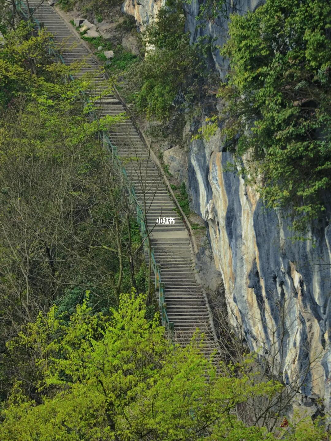 成都悬空道观徒步|墙壁是悬崖，楼下是深渊