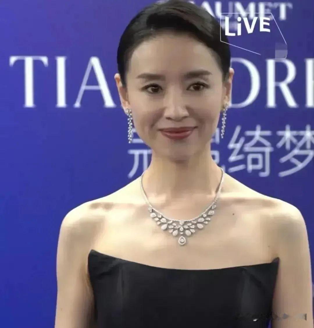 董洁，小家碧玉。林心如，大家闺秀。