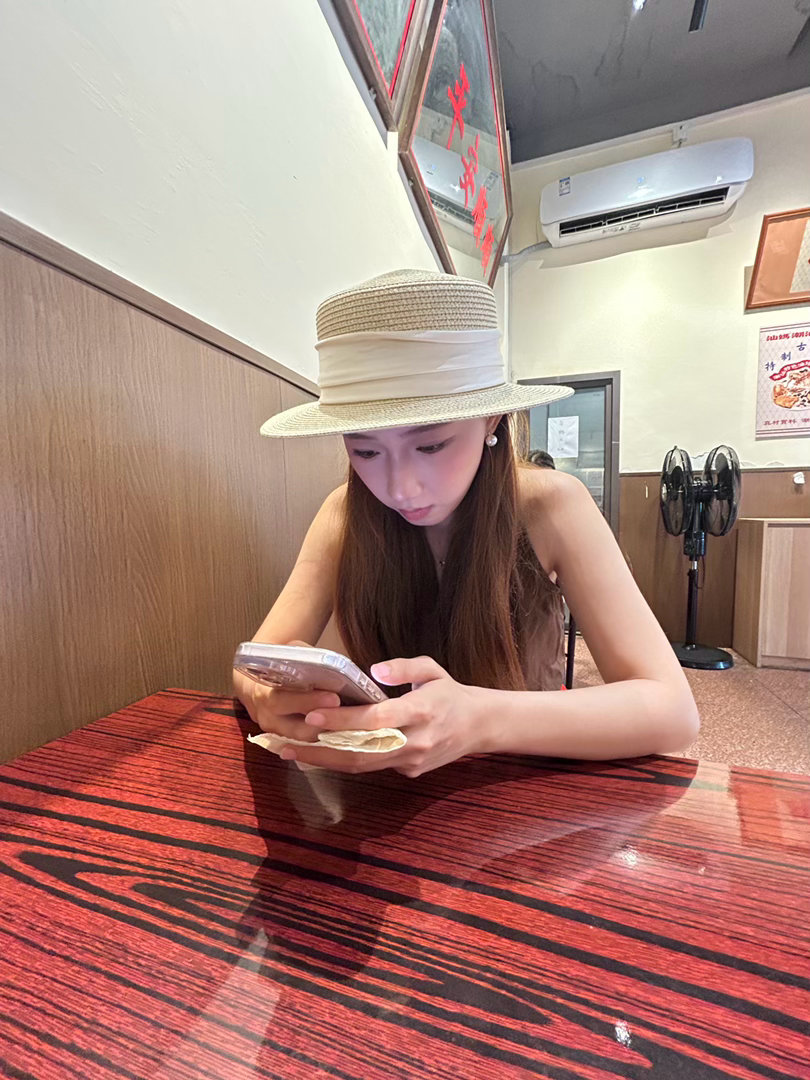 女孩子的胃是不是都九宫格啊，每一格装不一样的东西，刚吃早茶吃的又撑又腻，转头没有