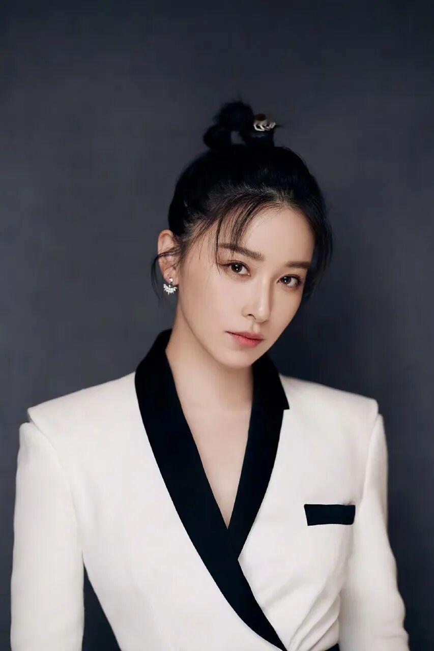 要说江疏影这人，真有股子“反向加持”的魔力。甭管跟谁搭戏，她往那儿一站，愣是能把