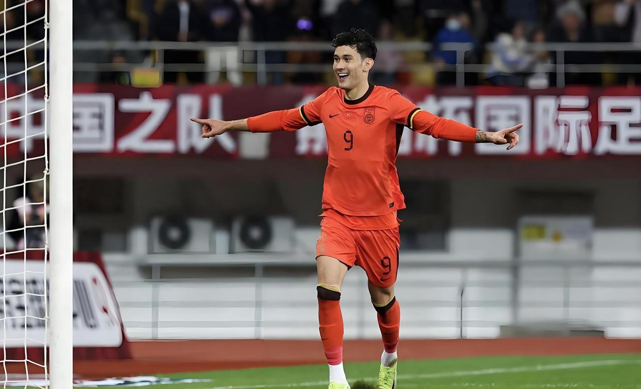 熊猫杯：汪士钦染红，中国∪22男足0：0闷平乌兹别克斯坦。
11月18日晚，20