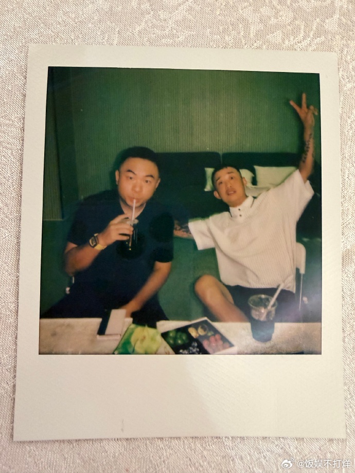 gai才想起自己是来开演唱会的休闲逛吃过后才记起演唱会行程，Gai随性真实的模样