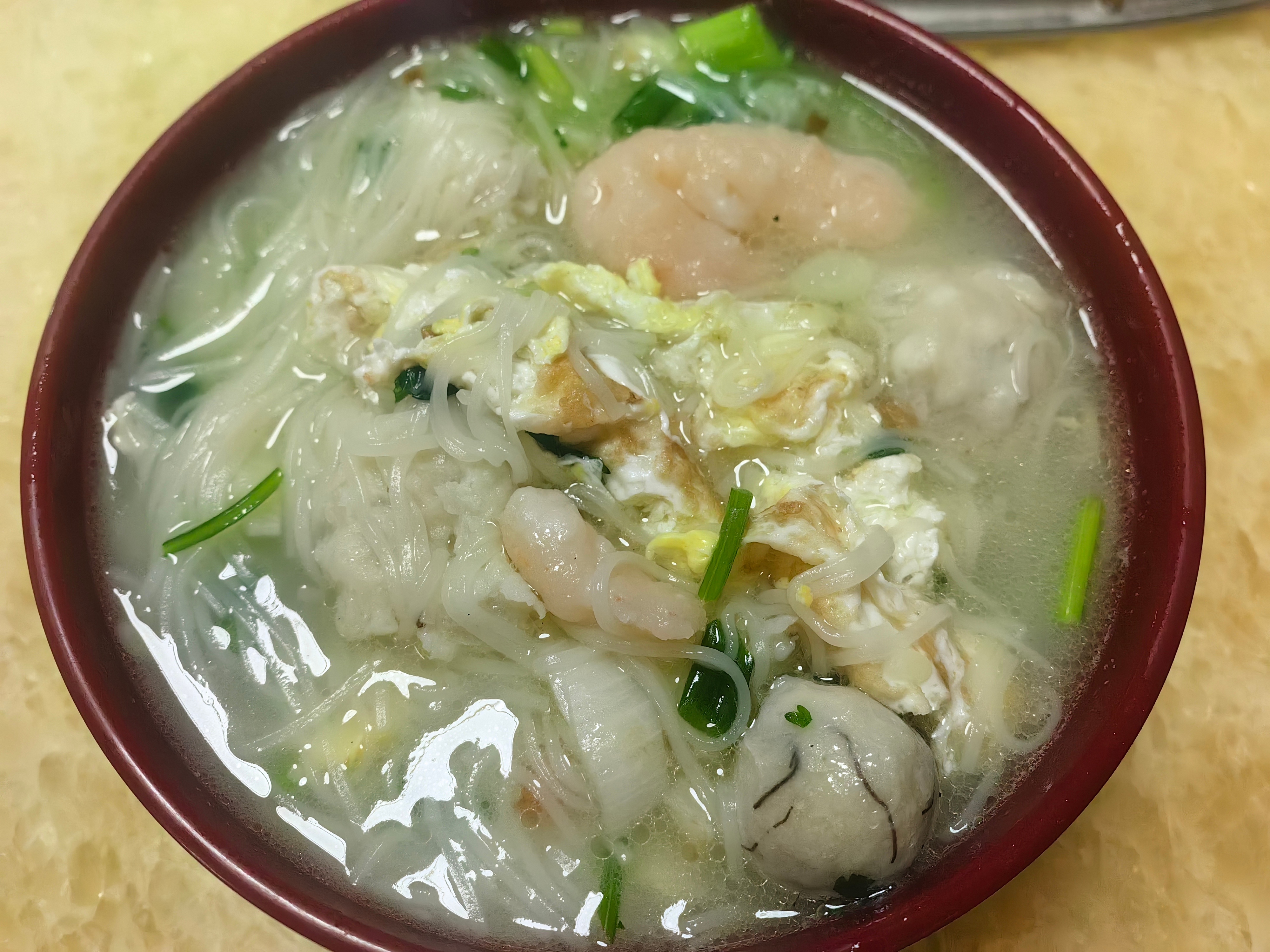 每日一餐分享午餐简单吃点，会繁殖的线面，配菜：丝瓜，虾滑，蛋，小肉丸，鱼羹。 