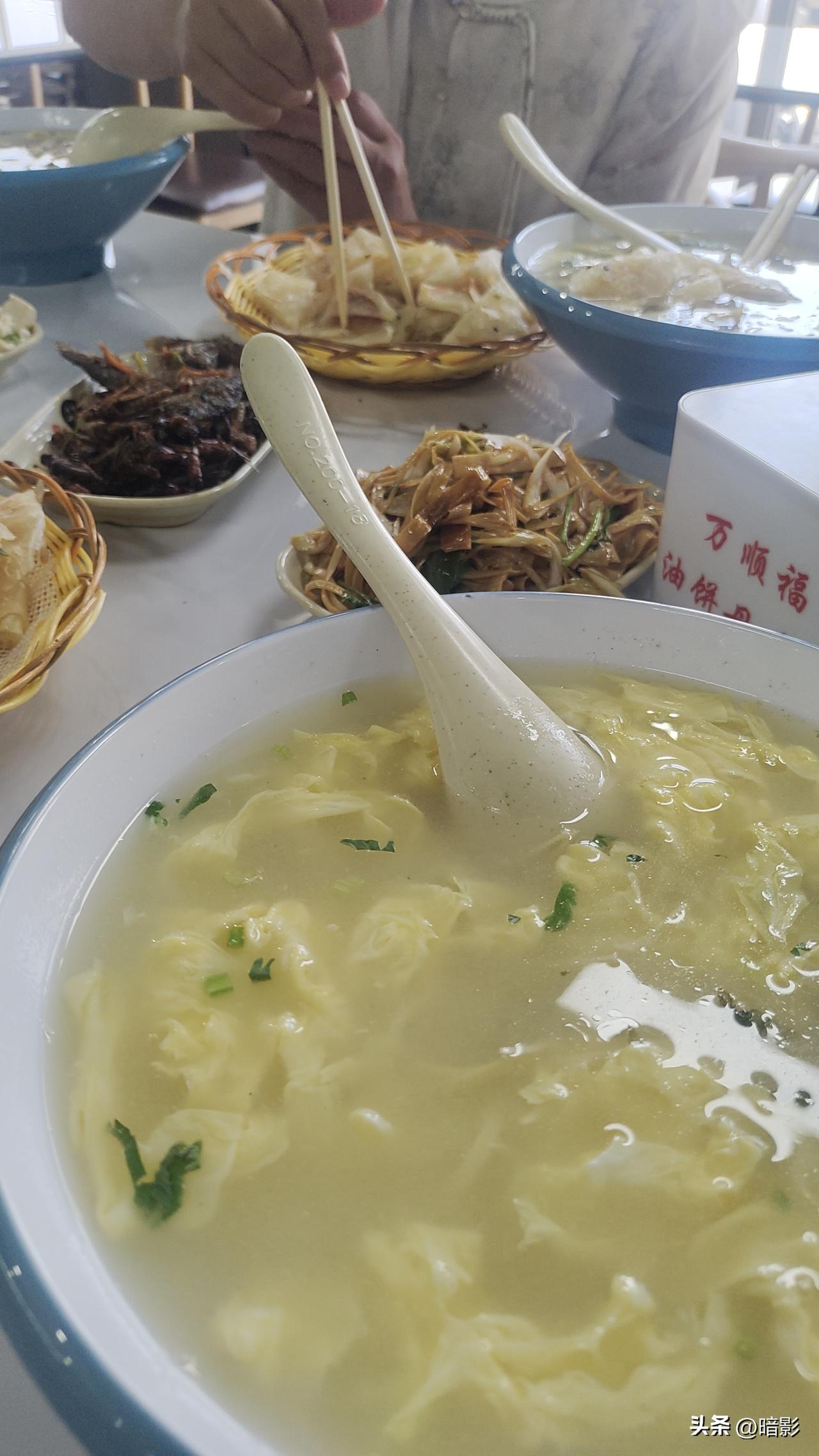 今天上午，我们四人去寿光看一个病人。中午吃饭的时侯看到路边有一个“油饼老母鸡汤”
