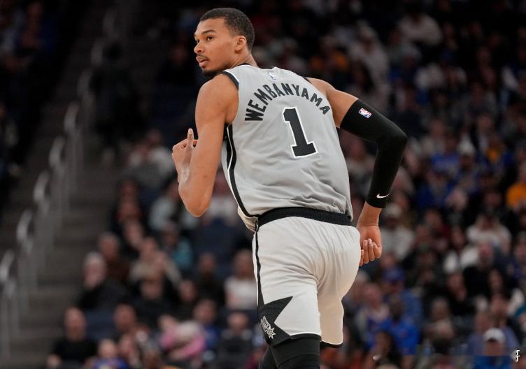 NBA常规赛，马刺139-120轻取独行侠。本场比赛，文班亚马首发出战26分13