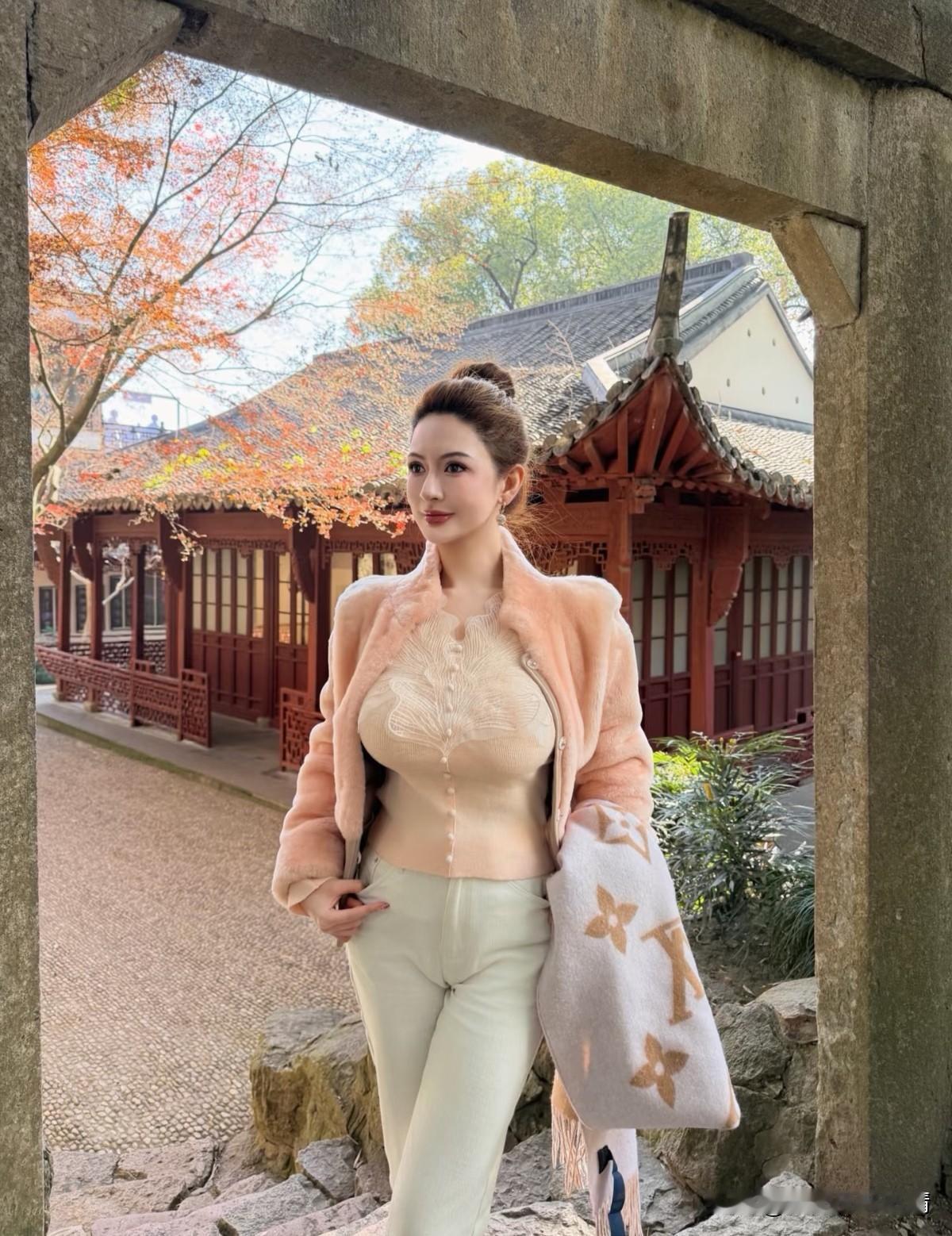 幸福到底是啥？其实特简单，就是心里装着暖，兜里不缺甜。是下班回家推开门，饭菜香裹