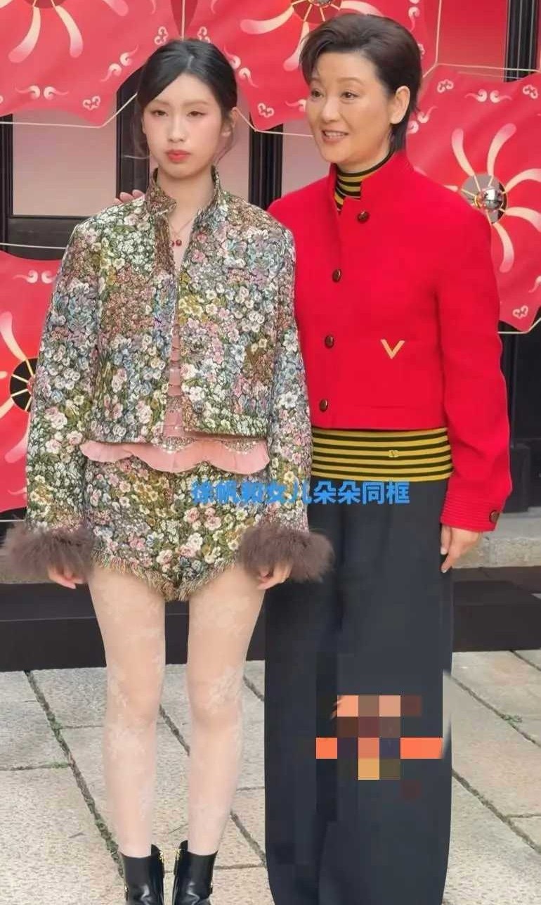 冯小刚女儿的一件上衣21980元，这孩子要是想当明星太容易了，不是亲生胜似亲生，