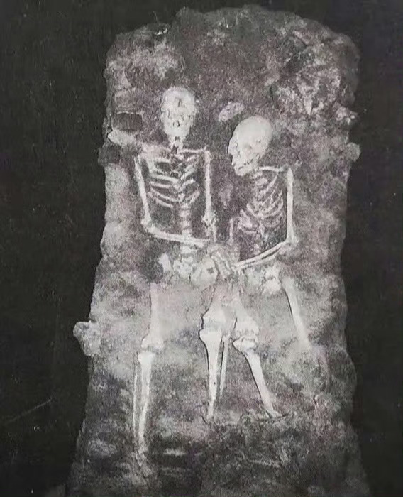 1997年，长春一工地发现两具被手铐锁在一起的尸骨，震惊众人。经鉴定，这是一对二