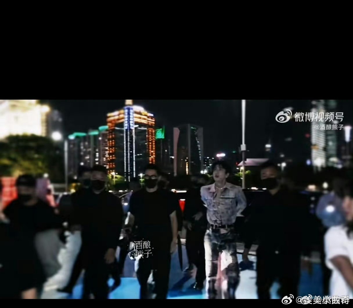 张凌赫路透像拍MV张凌赫这么多剧，我最爱的还是宁安如梦，可能本身别的不是这个长相