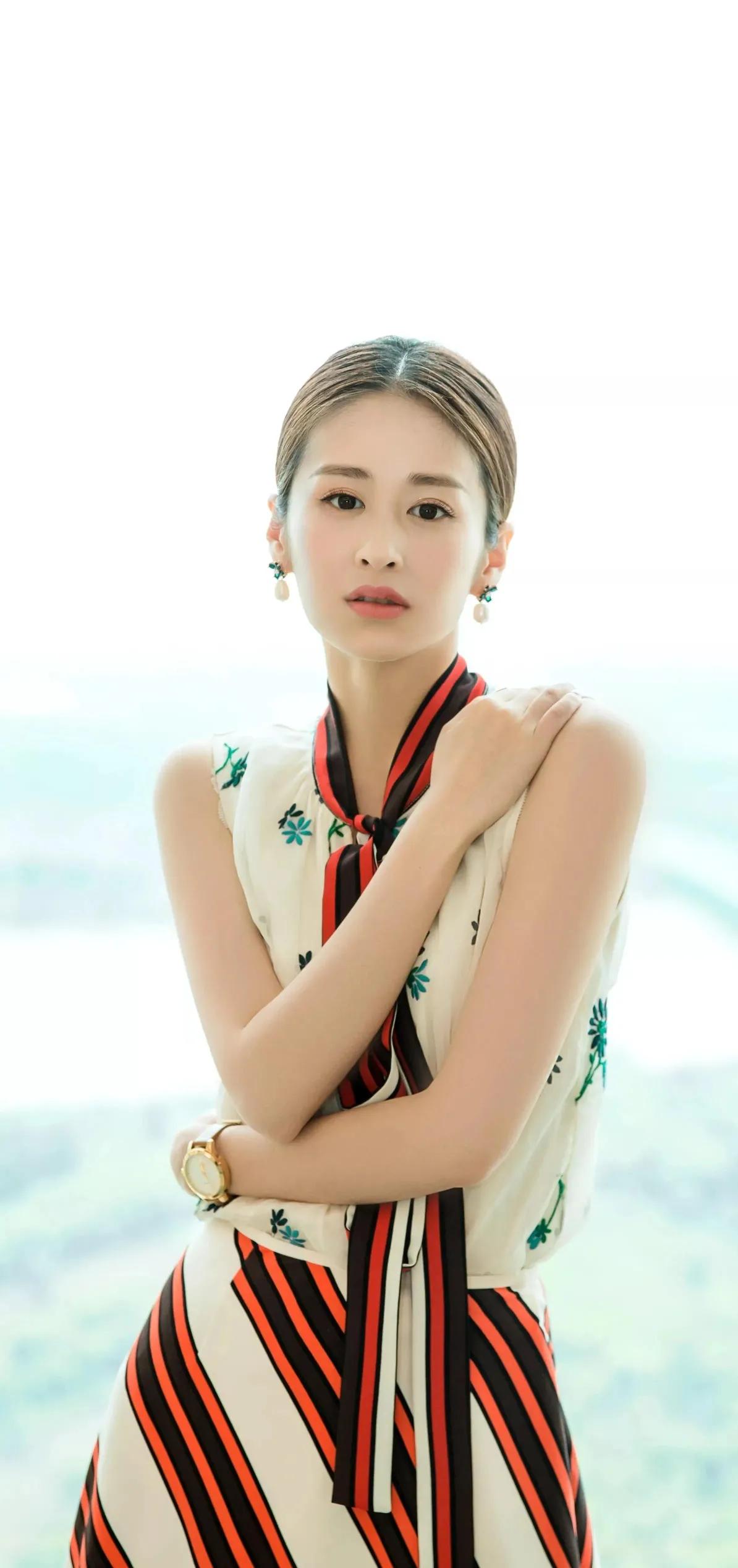颖儿是一位备受赞誉的演员，她在表演和生活中都展现出极高的素养和品质。作为一位拥有