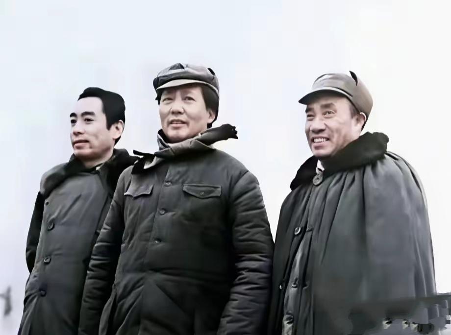 清明寄哀思，我们深切缅怀三位伟人。
 
是您们，带领中国人民站起来，开创崭新纪元