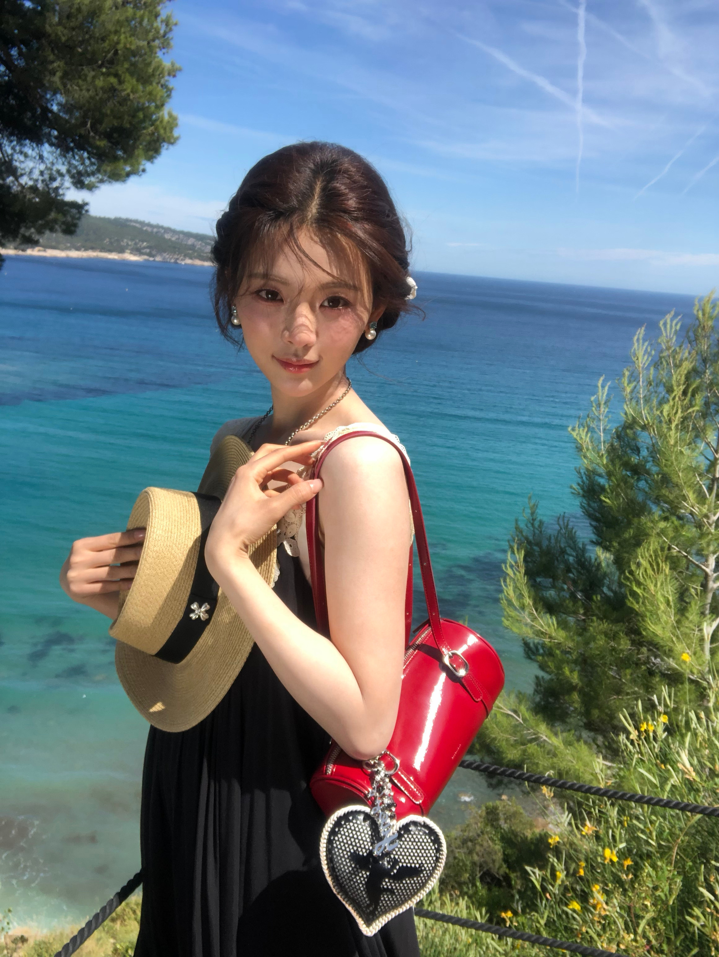 杨超越in🇫🇷法国马赛（南法某个城市，应该是马赛）旅行 头像壁纸背景  专栏