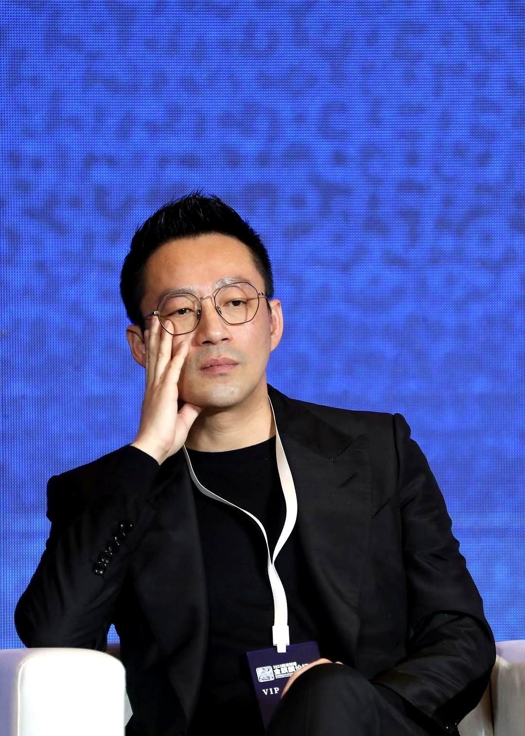 汪小菲在直播间当着几万人的面，指着亲妈张兰的鼻子开火，吼出那句我不姓张我姓汪的时