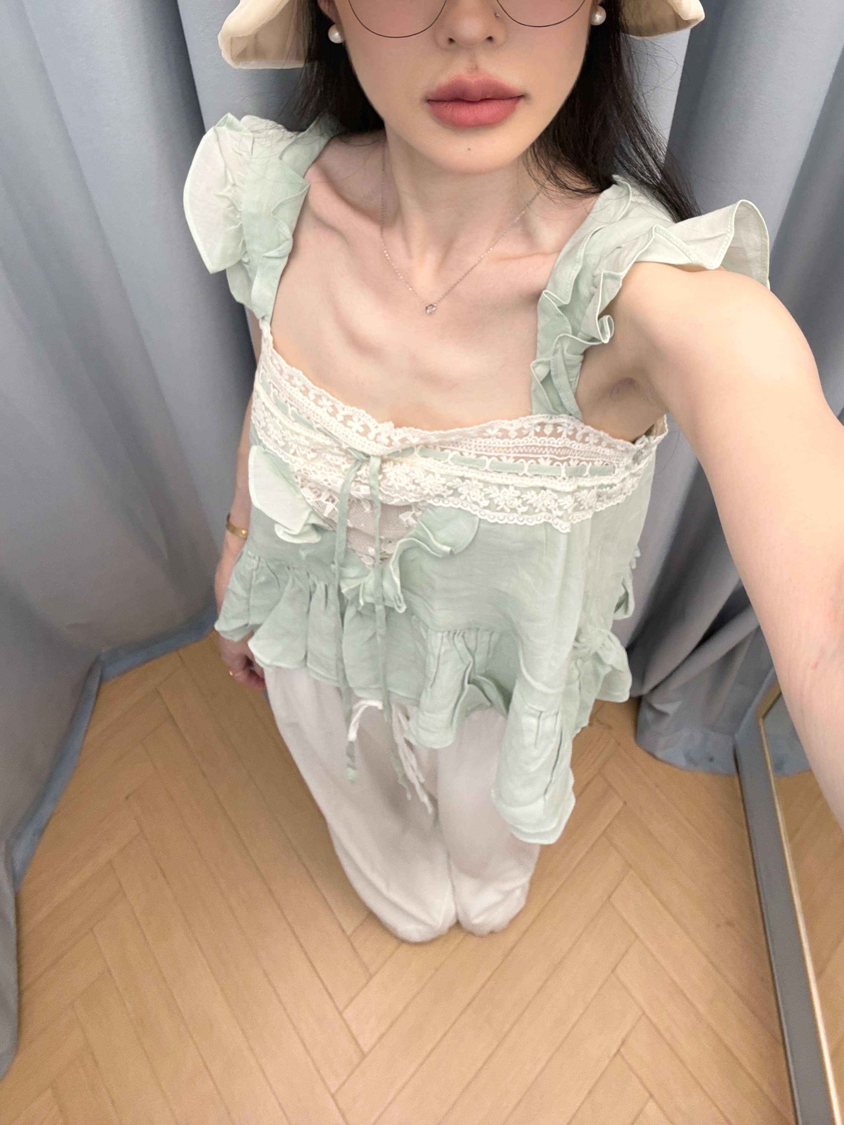 试了两件很适合俺们飞机场的小衣服  考虑一下要不要买[太开心] ​​​
