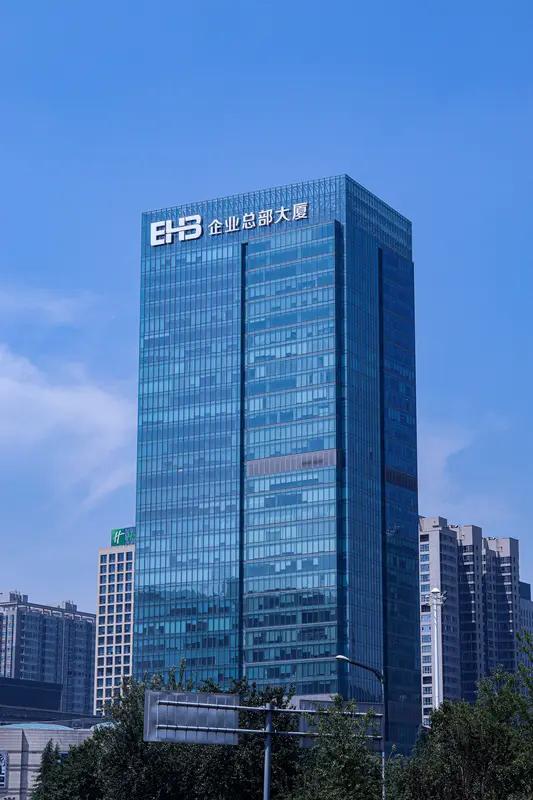 我觉得命运就像一场充满未知的冒险。曾经我一心想进一家大公司，投了无数简历，面试了