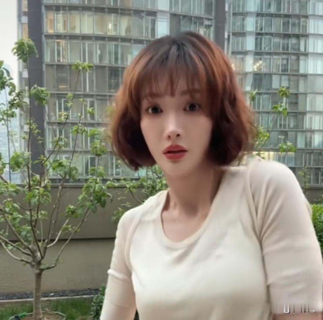 金晨怎么又变样了？刚记住上次的模样，这次又认不出来了。网友调侃：大喜，咱不玩猜猜