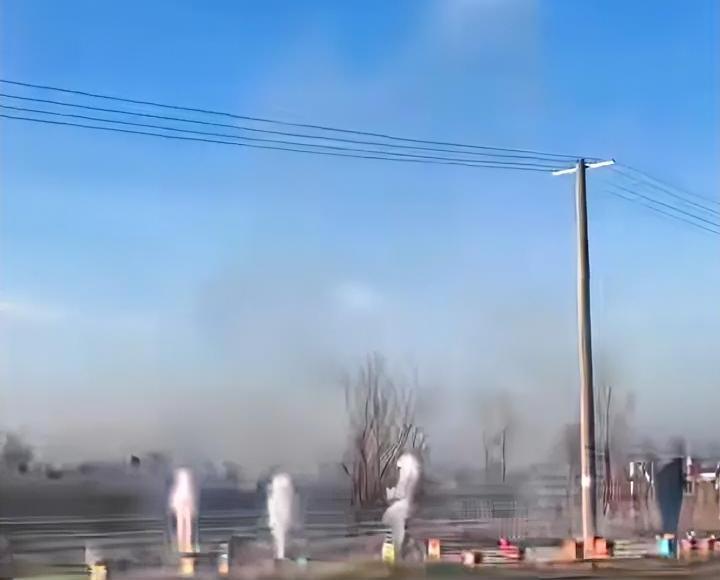 看得出来现在日子是富裕了，有网友过年祭祖还带着大量烟花，全家老小几十号人浩浩荡荡