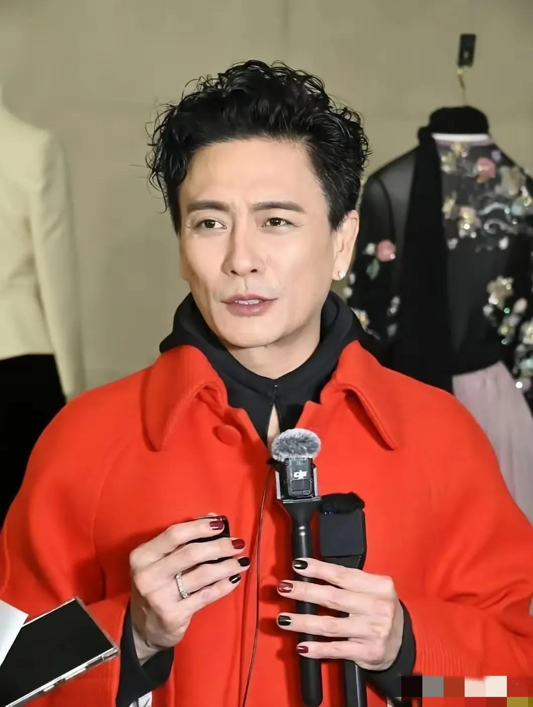 黄宗泽怎么回事呀！是换赛道了吗？这扑面而来的姨气，我有点接不住，咱曾经是多少人的