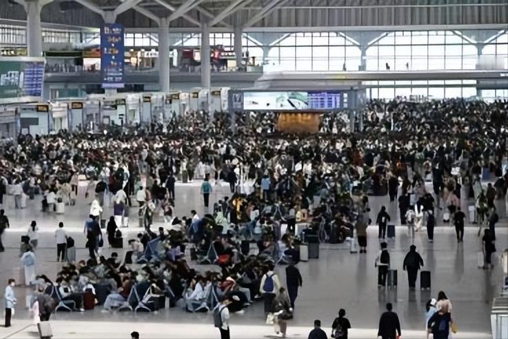 【5月1日，西安铁路局加开旅客列车225列】“五一”假期第一天，陕西铁路迎来旅客