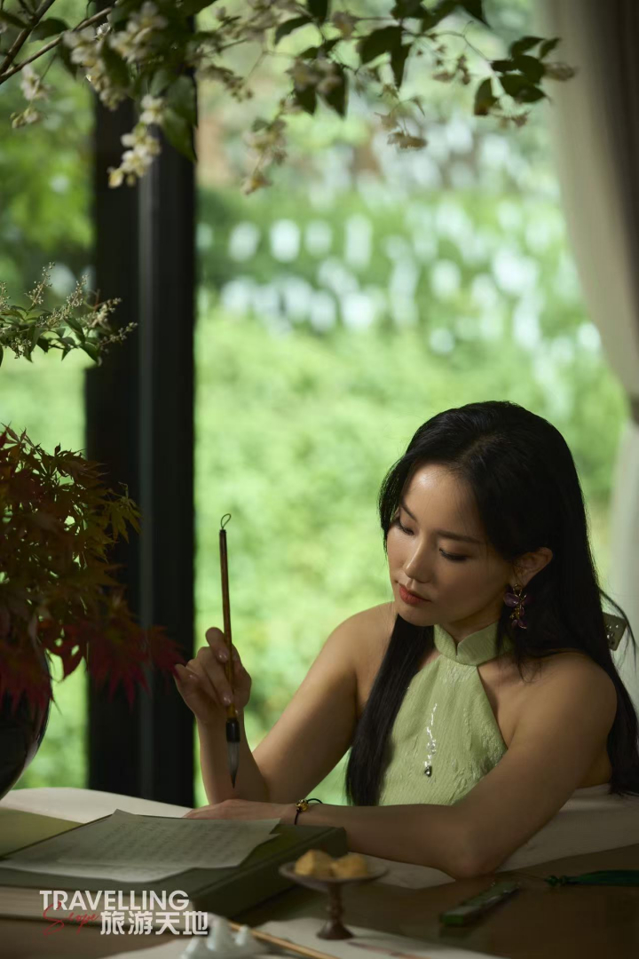 一直偏爱黄龄身上那股“柔中带韧”的劲儿，像风拂过竹叶，有声响却不凌厉。这次她身穿