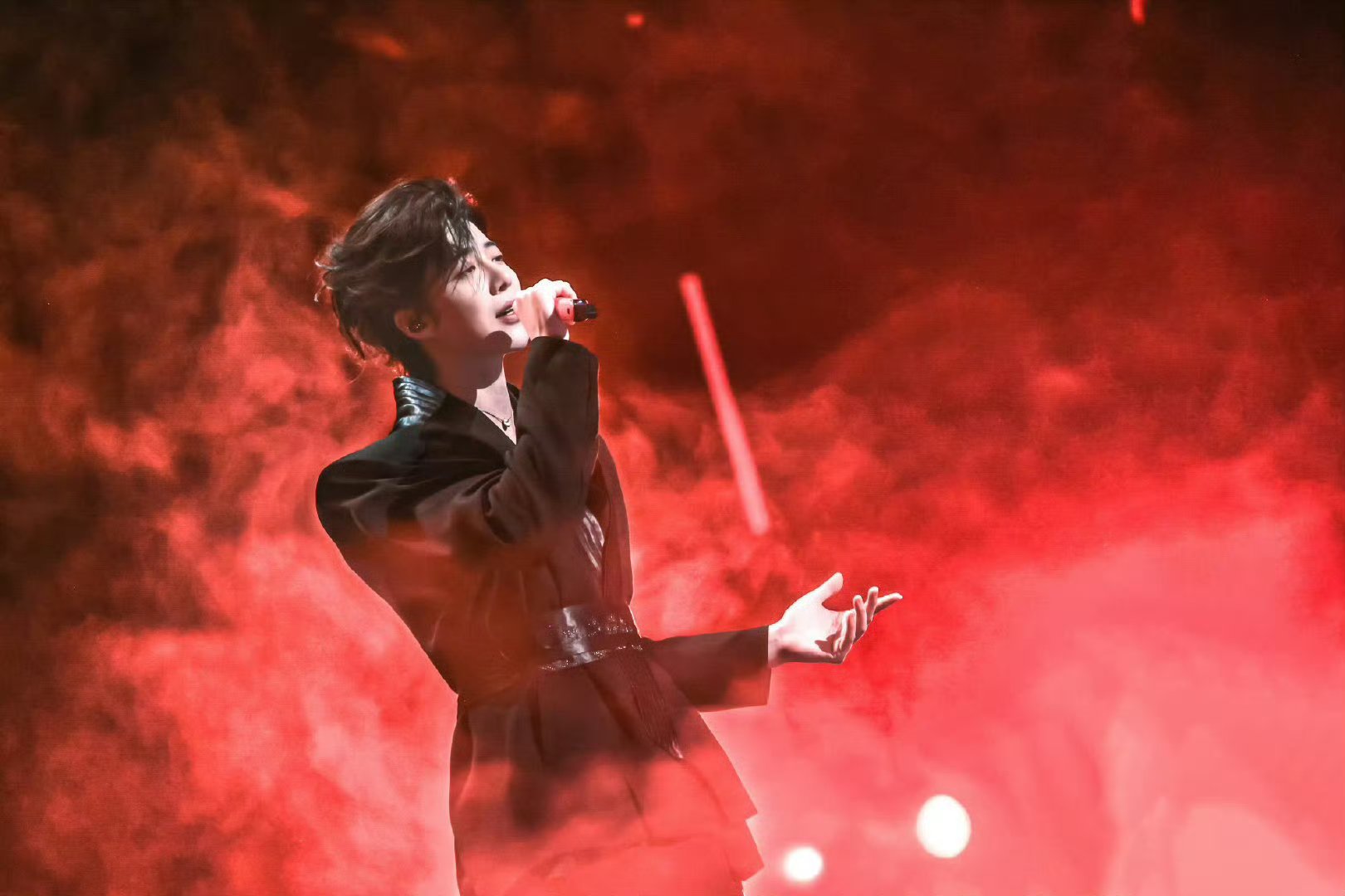 翻到年2025网络视听盛典，刘宇宁太惊艳了！一袭古风造型仙气拉满，宽肩窄腰的身段