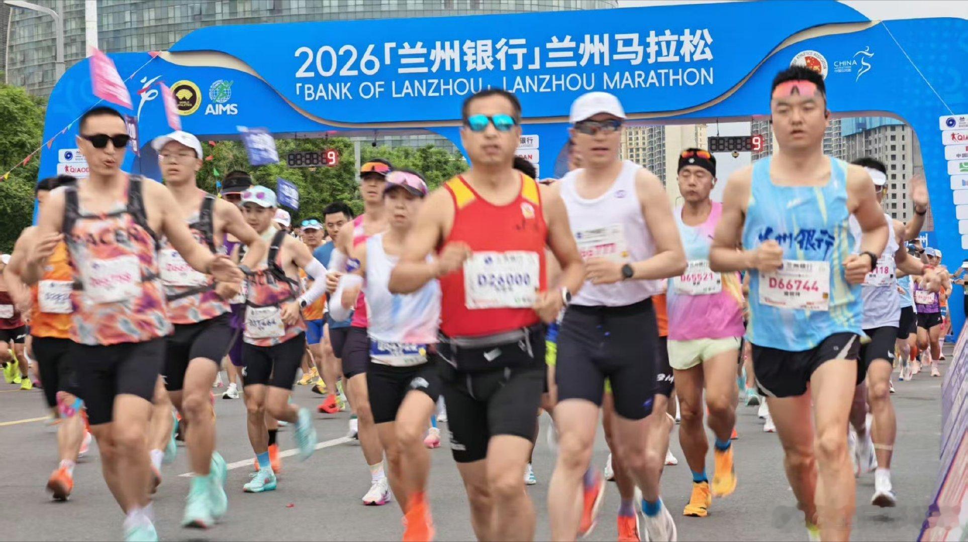 清晨，阳光斜照兰州奥体中心， 你的背影穿过人群奔向属于自己的荣光。 用荣耀600