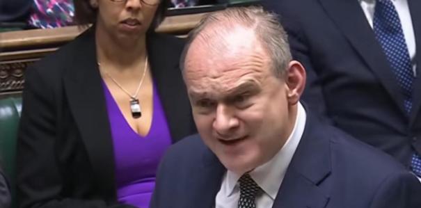 “特朗普不是英国的朋友，也不是世界的领袖，他就是个危险且腐败的恶棍！”这是英国自