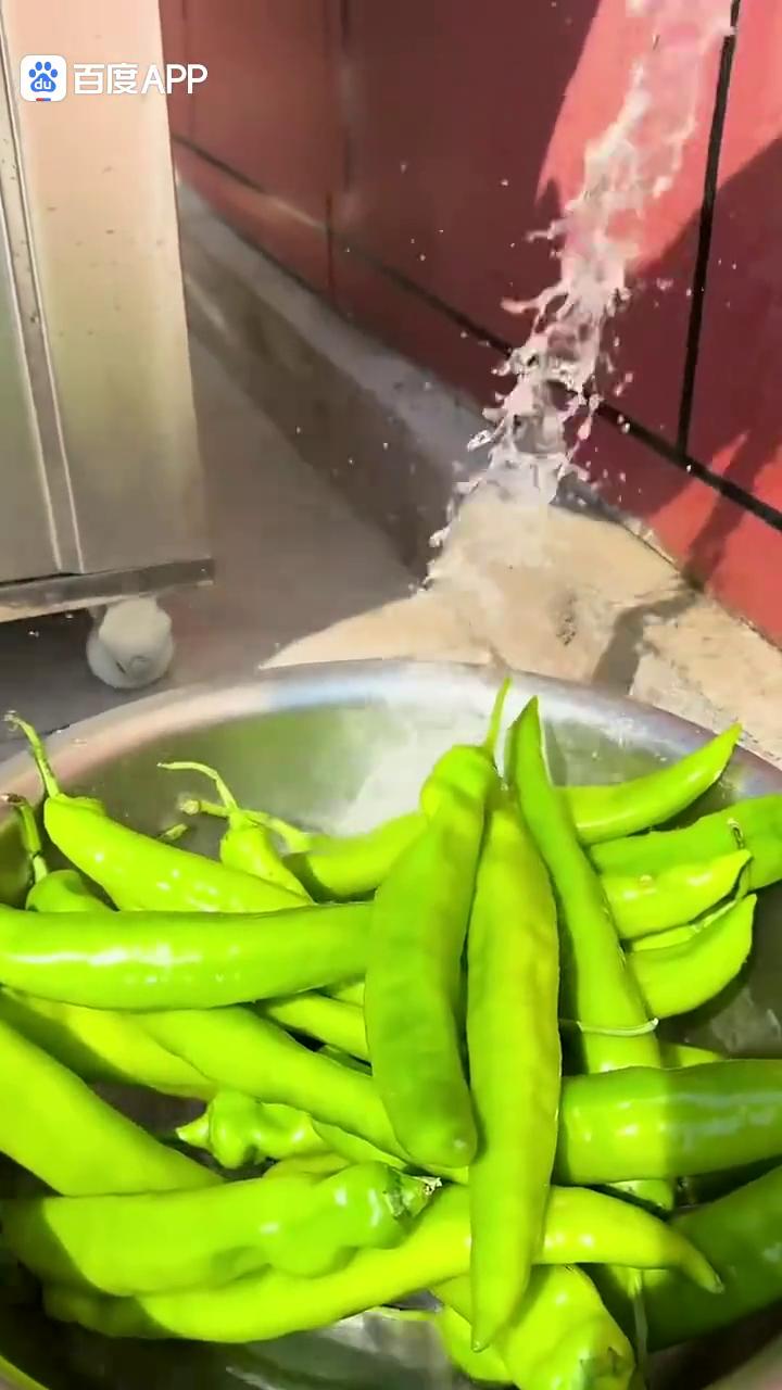 油辣椒。
一定要跟山东妈妈试试这个又脆又下饭的油辣椒。好脆，今天天气真好，我今天