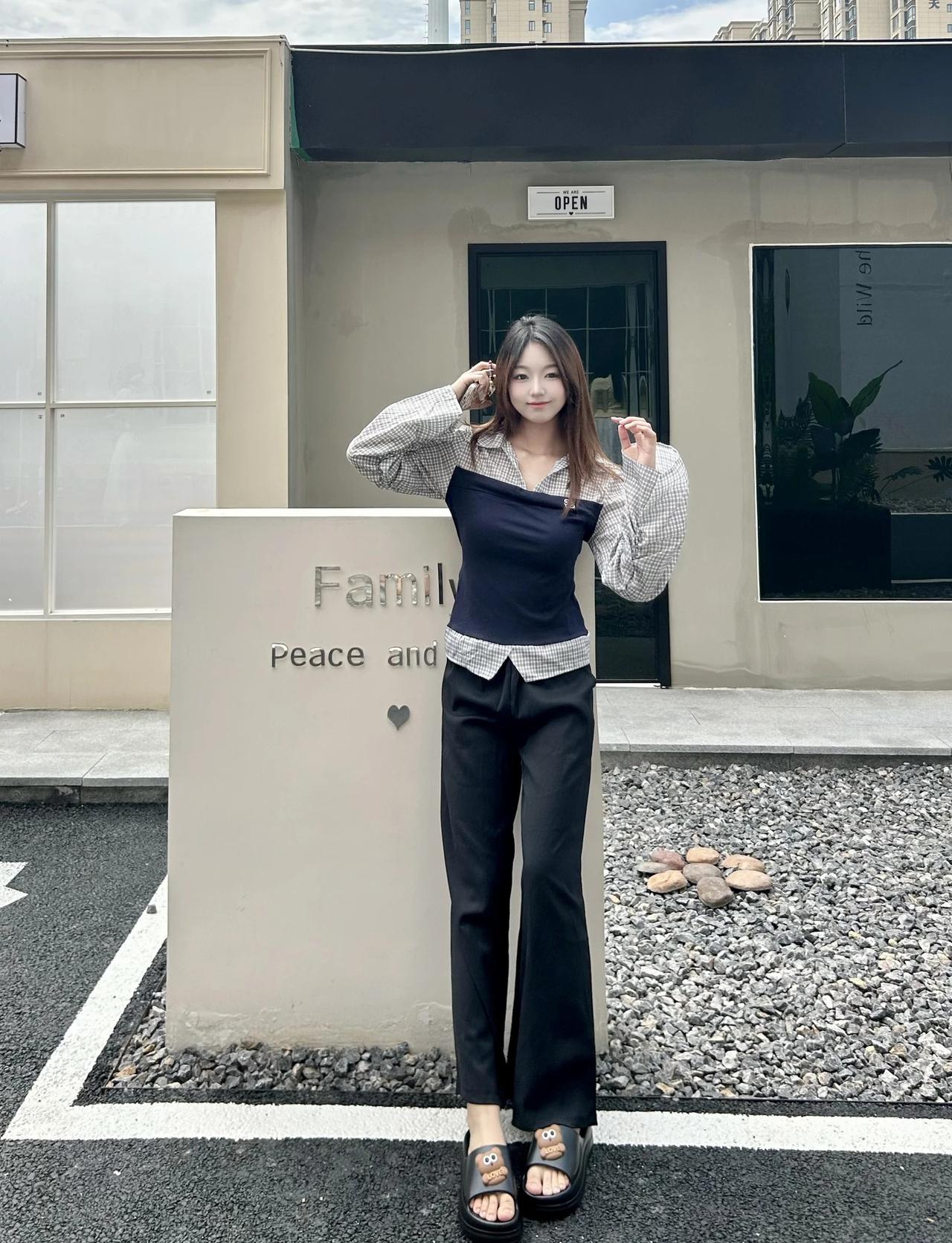 这个小套装很出片呢
随意拍都能出片 今日出街穿什么