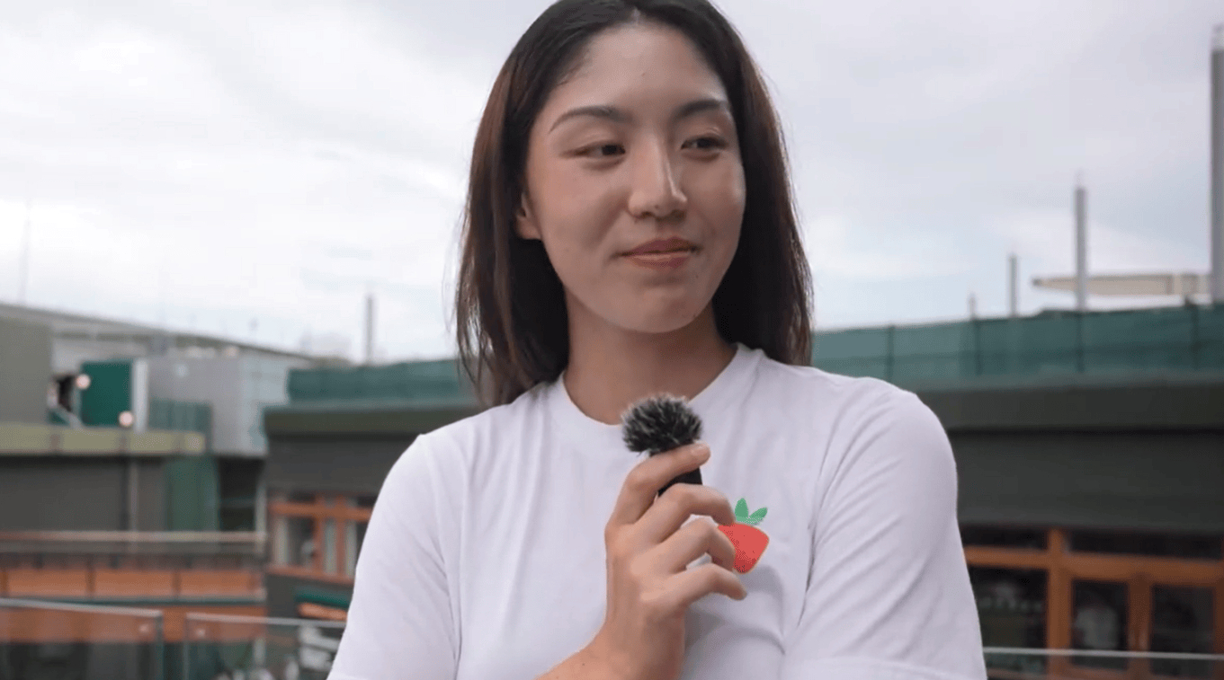 温网女双首轮，王欣瑜搭档郑赛赛对阵二号种子组合达布劳斯基和卢特利芙。经过两盘比赛