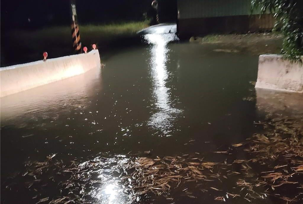台湾省台中市今天凌晨下起大雷雨,造成海线地区大甲、清水、大安与外普等地区多处积淹