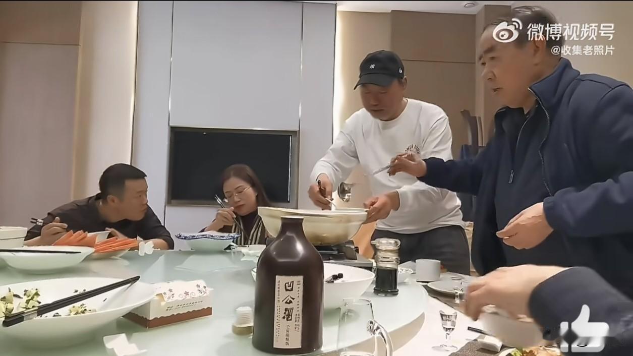 贾平凹聚餐日常：凹公酒配笔墨生意……近期一段贾平凹朋友聚餐的日常画面走红，让网友