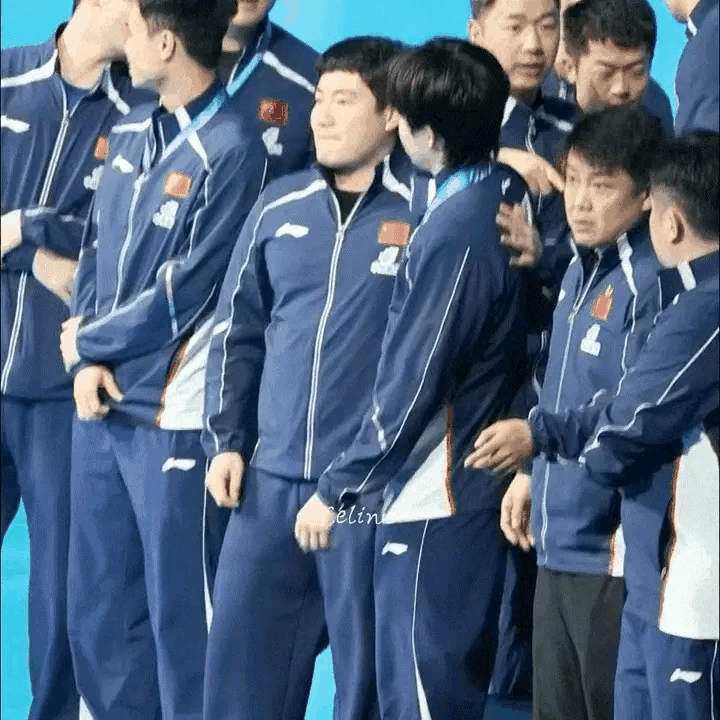 国乒男队队员们相处氛围轻松暖心，王楚钦和梁靖崑温柔互动，队友之间的有爱瞬间太戳人