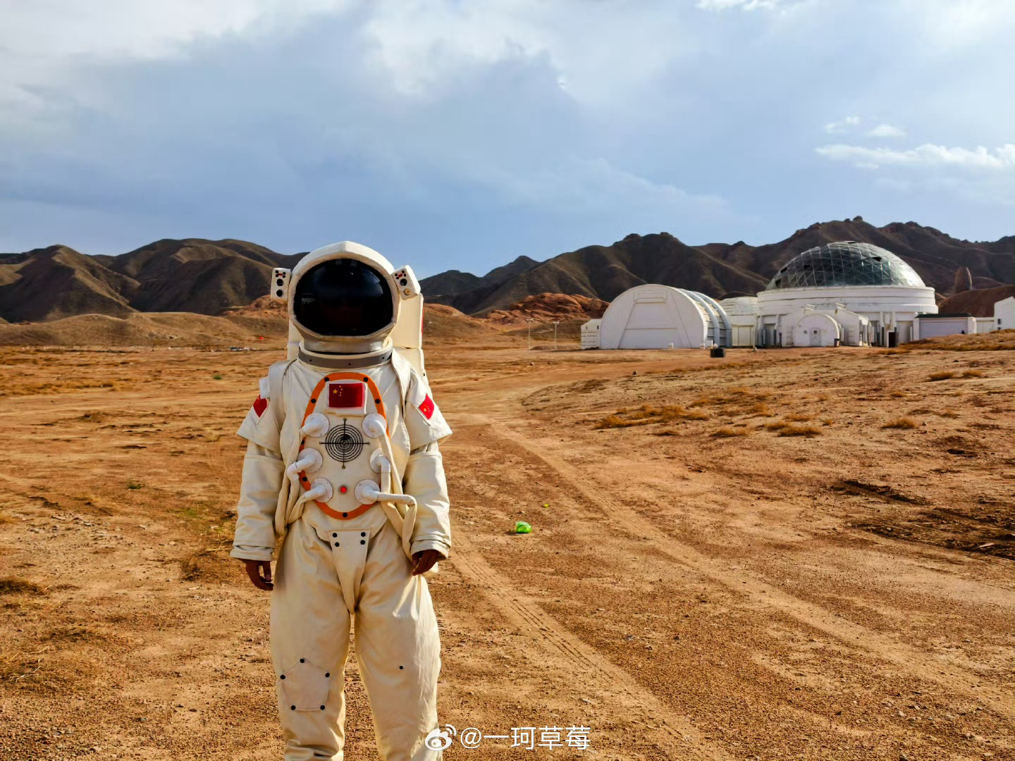 在金昌登陆火星在火星基地的清晨，阳光穿过舷窗，我成了离星星最近的人，我整个人都飘