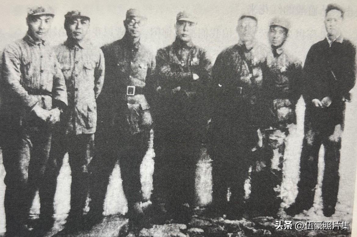 1938年，新四军军长叶挺（右一）与新四军副军长兼政治委员项英（右六）、政治部主