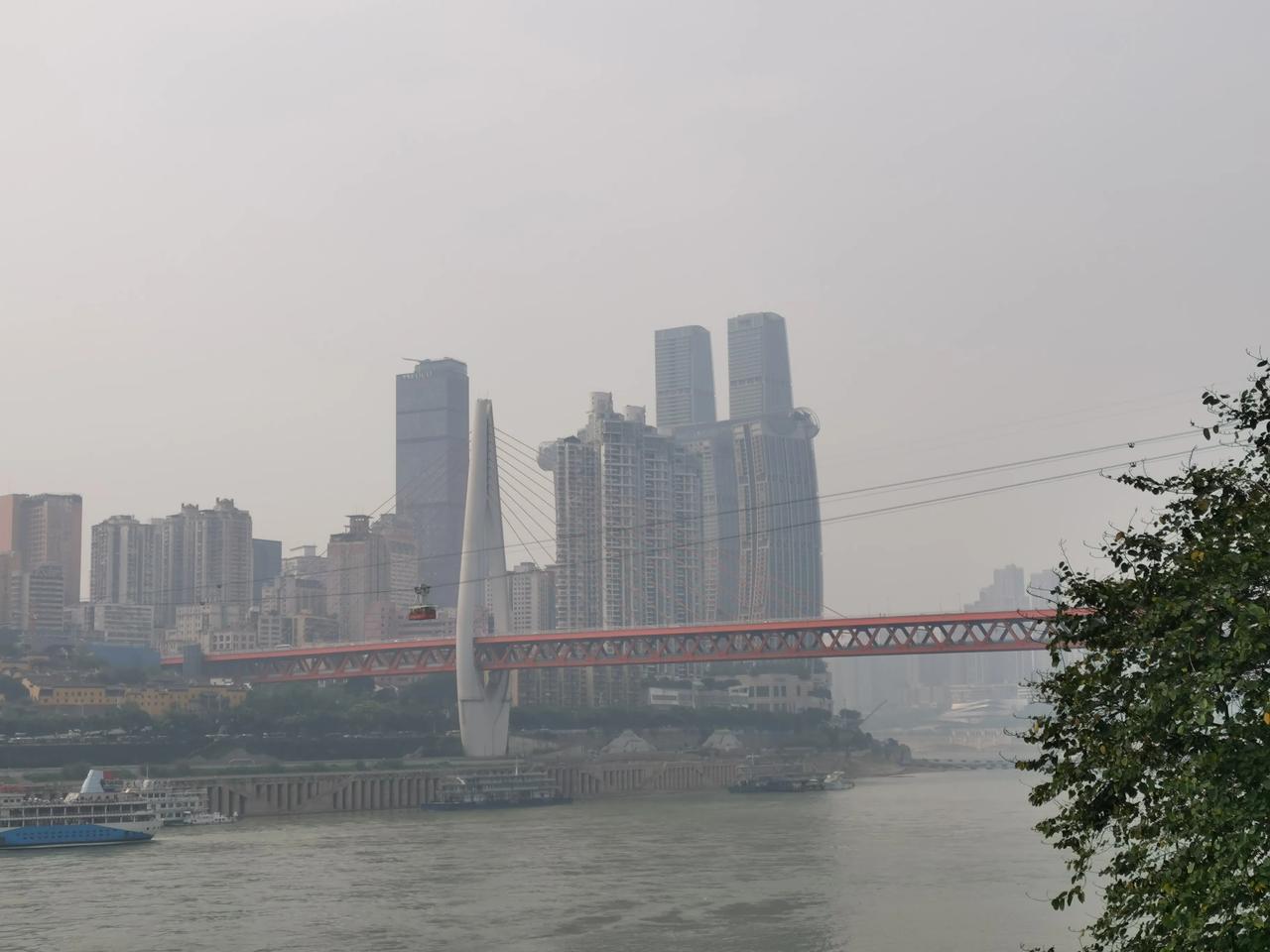 这是城市独特的风景，如果看不清楚，直接公布答案，这个叫长江索道，竟然是一种过江的