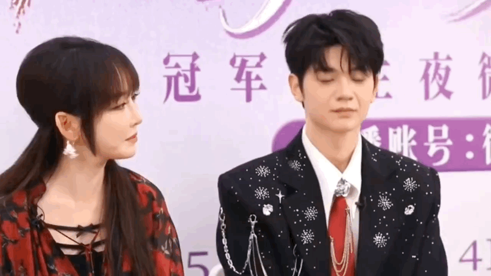 萨顶顶直播打小抄哈哈，萨顶顶在直播里居然打小抄，这简直是大型“社死”现场啊，不过