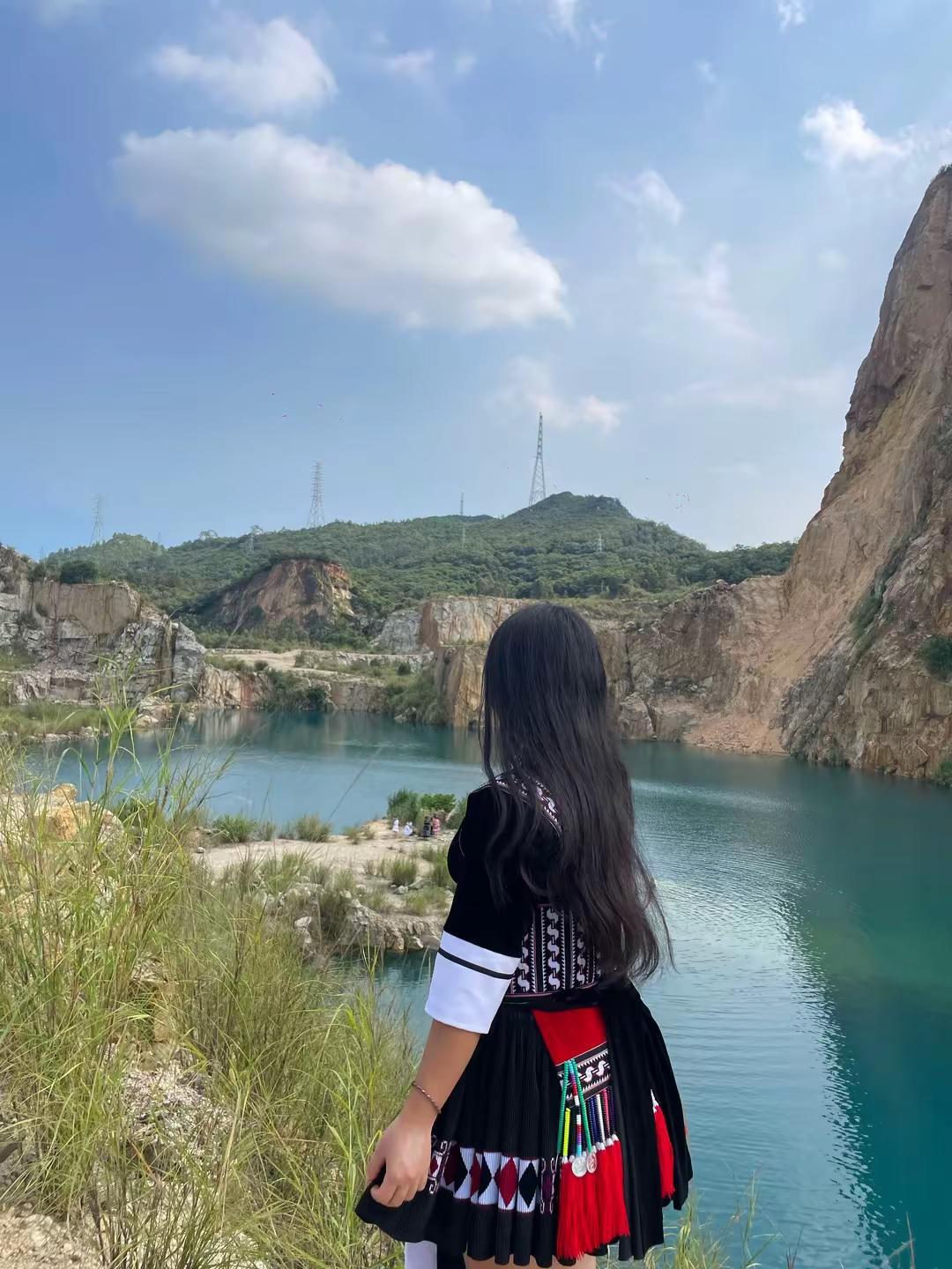 可惜你不会吹芦笙 带不走苗家姑娘 我也不会下蛊也留不住你