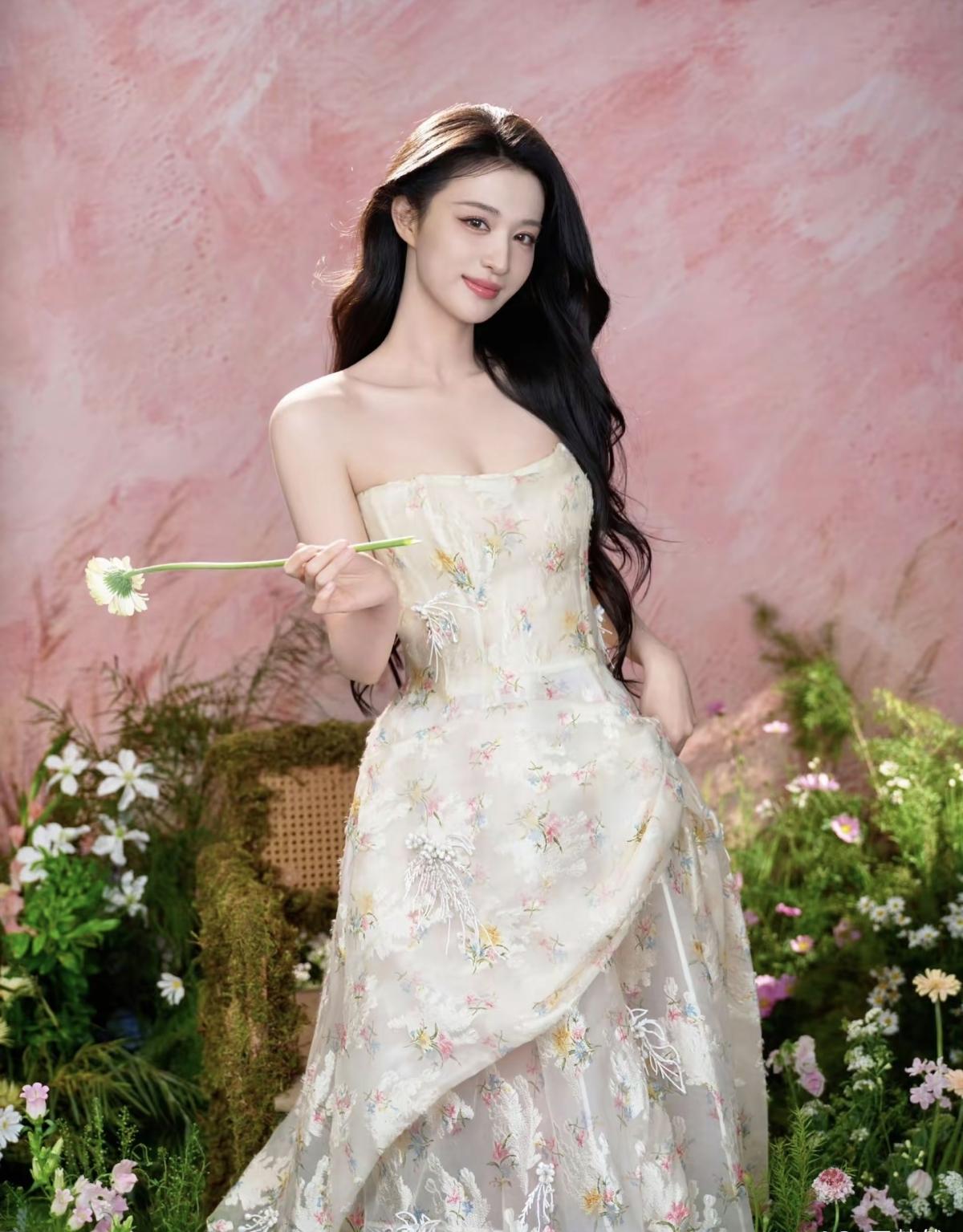 王楚然一袭花裙，如从画中走来，眉眼含春，指尖轻握的雏菊，是写给春天最温柔的信[赞
