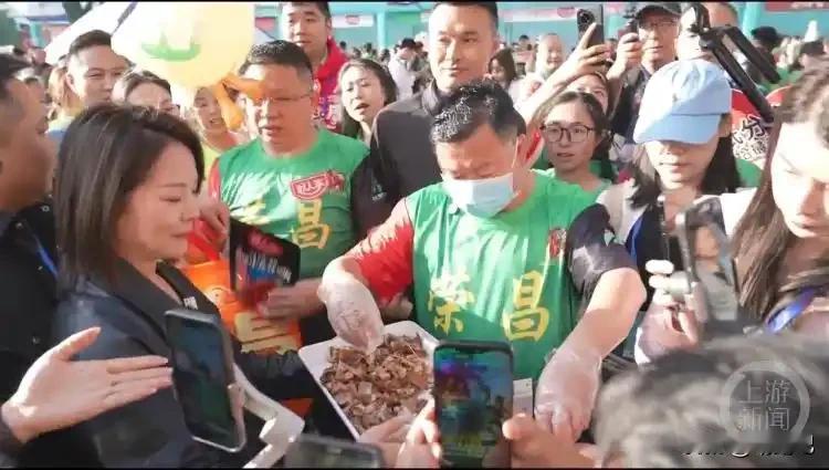 卤鹅哥马拉松发鹅被挤爆！是宠粉还是作秀？网友吵翻了！

“跑完马拉松，我被卤鹅追