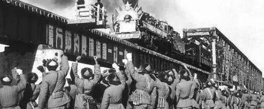 1958年，留在朝鲜境内帮助建设的10万大军突然神秘失踪，美国特务人员寻找了两年