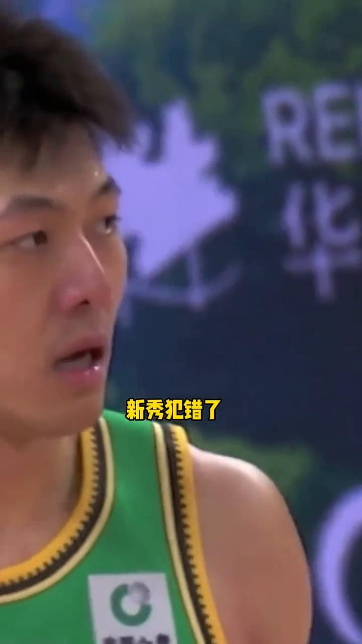 杨鸣开始骂了，张陈治锋漏掉了篮板，新秀犯错了。
杨鸣新赛季特别困难，骂骂咧咧会成