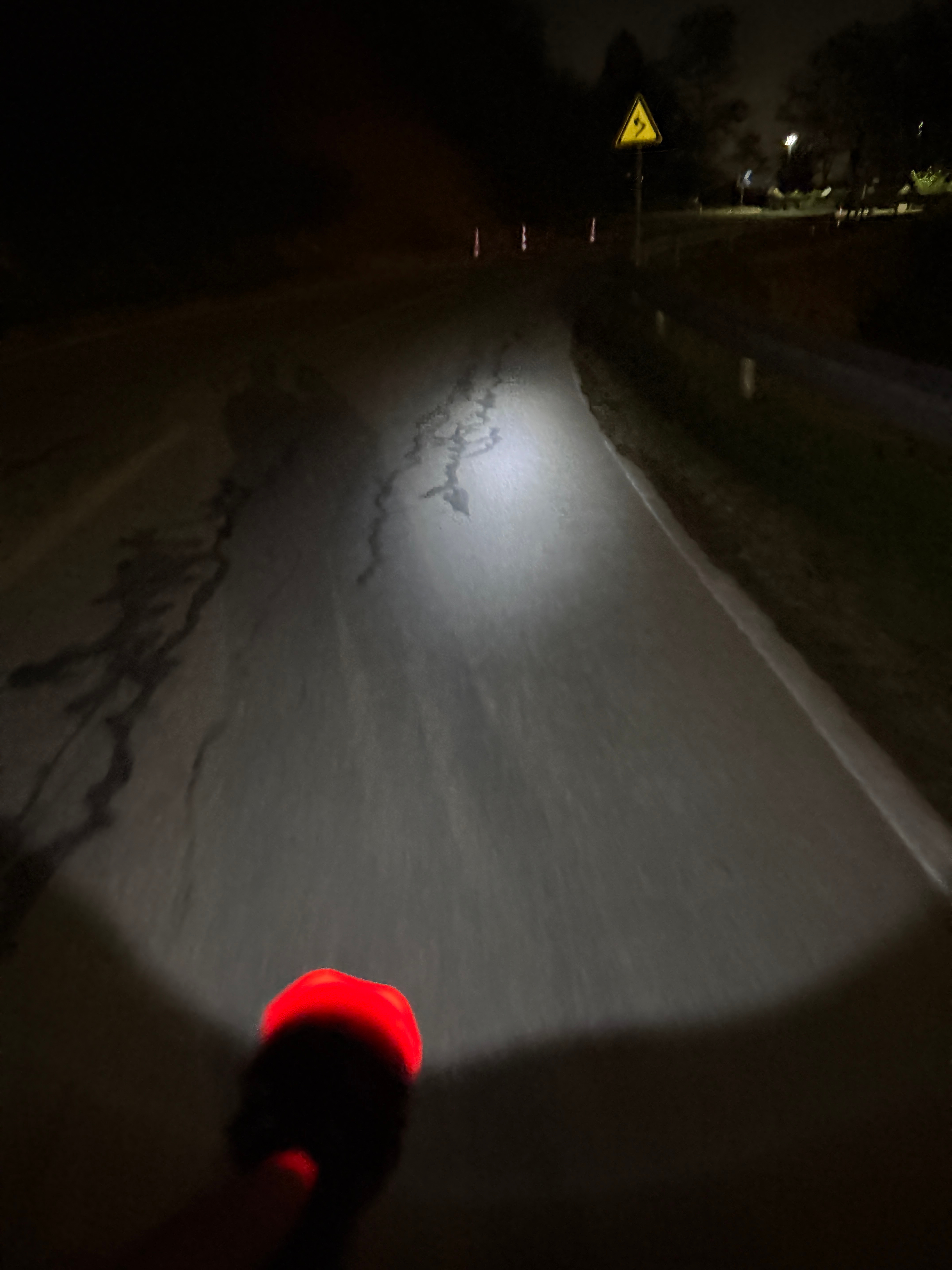 夜间这山上温度确实低，出来吃饭老板给了一个手电筒，好家伙，真是得有好几年没用过这